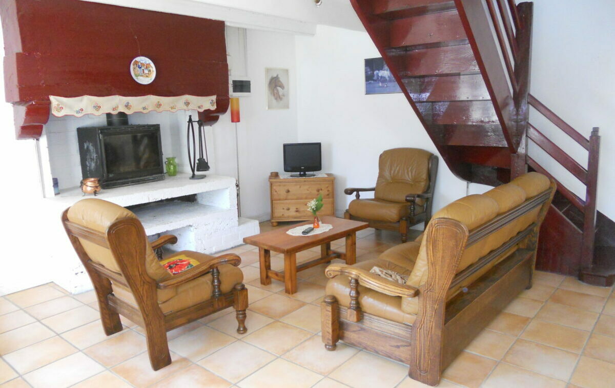 Gîte de Kermérour - pièce de vie - côté salon avec sa cheminée et insert