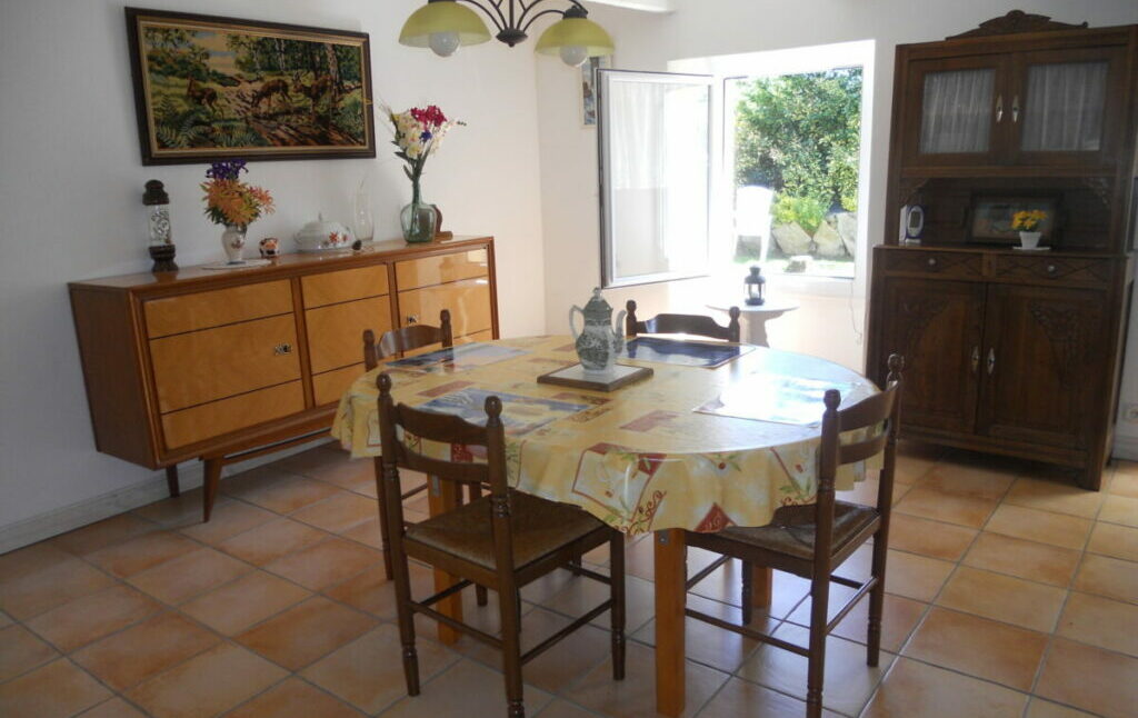 Gîte de Kermérour - pièce de vie - salle à manger , avec vue sur le jardin